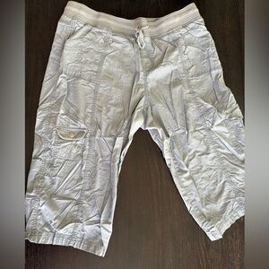 Cropped summer pull up pants, super comfortable! Available in tan and light gray